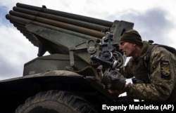 Украинский военнослужащий 95-й отдельной десантно-штурмовой бригады ведет огонь из РСМД БМ-21 «Град» по российским позициям на передовой у Кременной Луганской области, 9 марта 2023 года