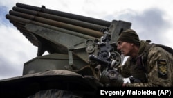Ukrán katona BM–21 Grad 122 mm-es rakéta-sorozatvetővel lövi az orosz állásokat Kreminnánál 2023. március 9-én