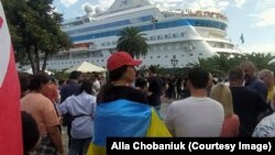 Акция протеста (Марина Чобанян в центре)