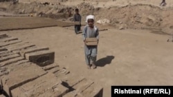 دو کودک حین کار در یک کوره خشت پزی در ولایت قندهار 06.07.2023