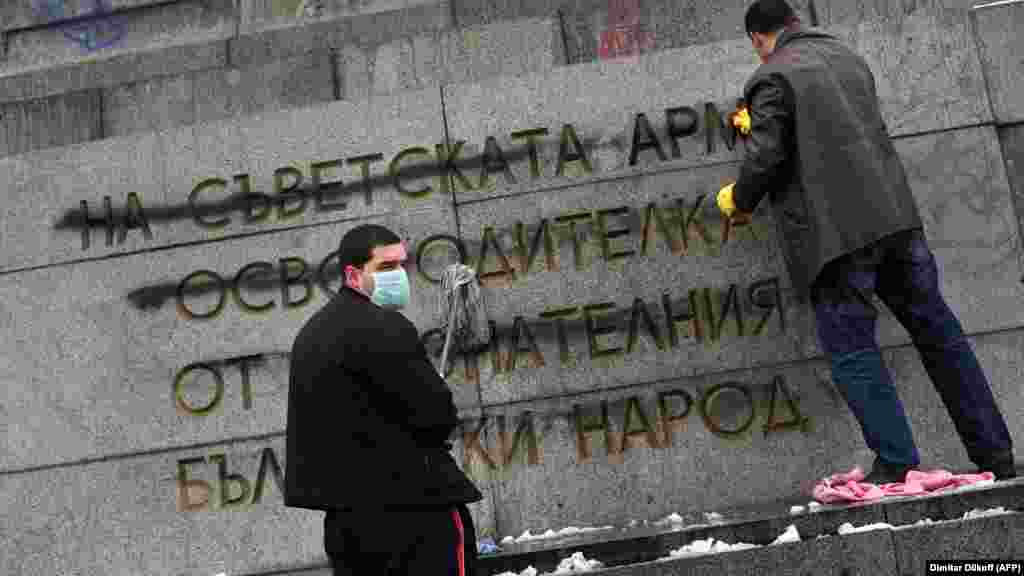 A Bolgár Szocialista Párt tagjai tisztítják az emlékművet, miután 2011 februárjában valaki áthúzta a legutóbb is megrongált feliratot