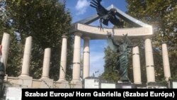 A német megszállás áldozatainak emlékműve Budapesten, a Szabadság téren. A szobor előterében civilek állítanak emléket a holokauszt áldozatainak