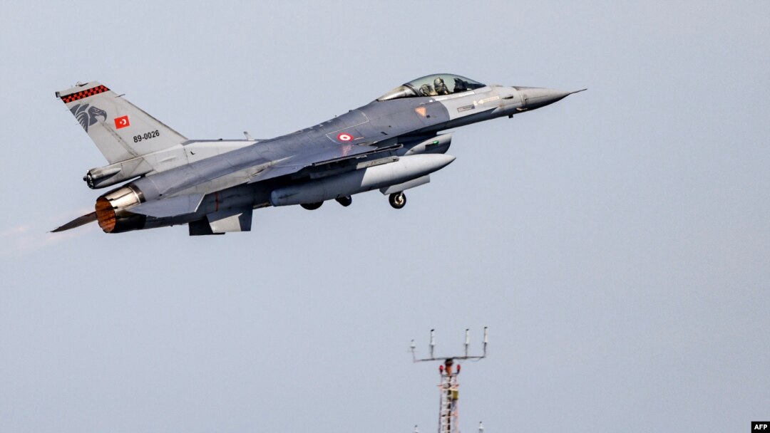 Un avion de luptă F-16 al forțelor aeriene turcești decolează la exercițiul Air Defender 2023 de pe aeroportul militar din Jagel, în nordul Germaniei, 9 iunie 2023.