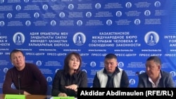 Участники пресс-конференции по теме уголовного дела о пытках после Январских событий. Азамат Батырбаев (в центре справа). 14 марта 2023 года