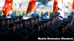 Ushtarë rusë gjatë një parade ushtarake në Moskë më 9 maj 2023. 