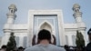 Мужчина на утренней молитве в честь праздника Ораза-айт у Центральной мечети Алматы