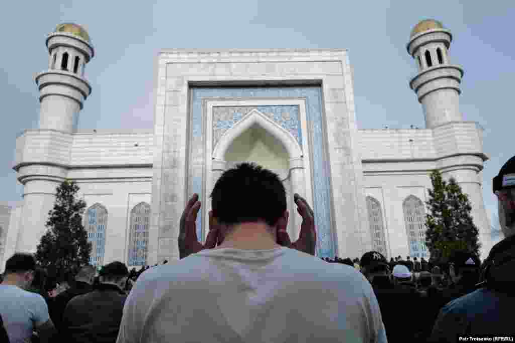 Мужчина на утренней молитве в честь праздника Ораза-айт у Центральной мечети Алматы