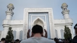 Hiljade ljudi okupile su se u Centralnoj džamiji u Almatiju, u Kazahstanu, 10. aprila da klanjaju Bajram-namaz, obeležavajući završetak svetog meseca ramazana.