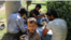 عکس آرشیوی از حضور یک کودک در کنار چند معتاد در پارکی در ایران
