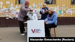 Rano glasanje za ruske predsedničke izbore na mobilnom biračkom mestu u Mariupolju, ukrajinskom gradu pod okupacijom Rusije, 13. mart 2024.