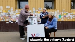 Rano glasanje za ruske predsjedničke izbore na mobilnom biračkom mjestu u Mariupolju, ukrajinskom gradu pod okupacijom Rusije, 13. mart 2024.