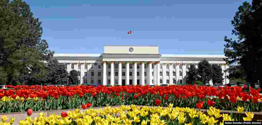 Президенти Садыр Жапаров бүгүн, 29-апрелде Бишкек шаарынын 145 жылдыгына карата борбор калаанын жашоочуларын жана конокторун куттуктады.&nbsp; &nbsp;