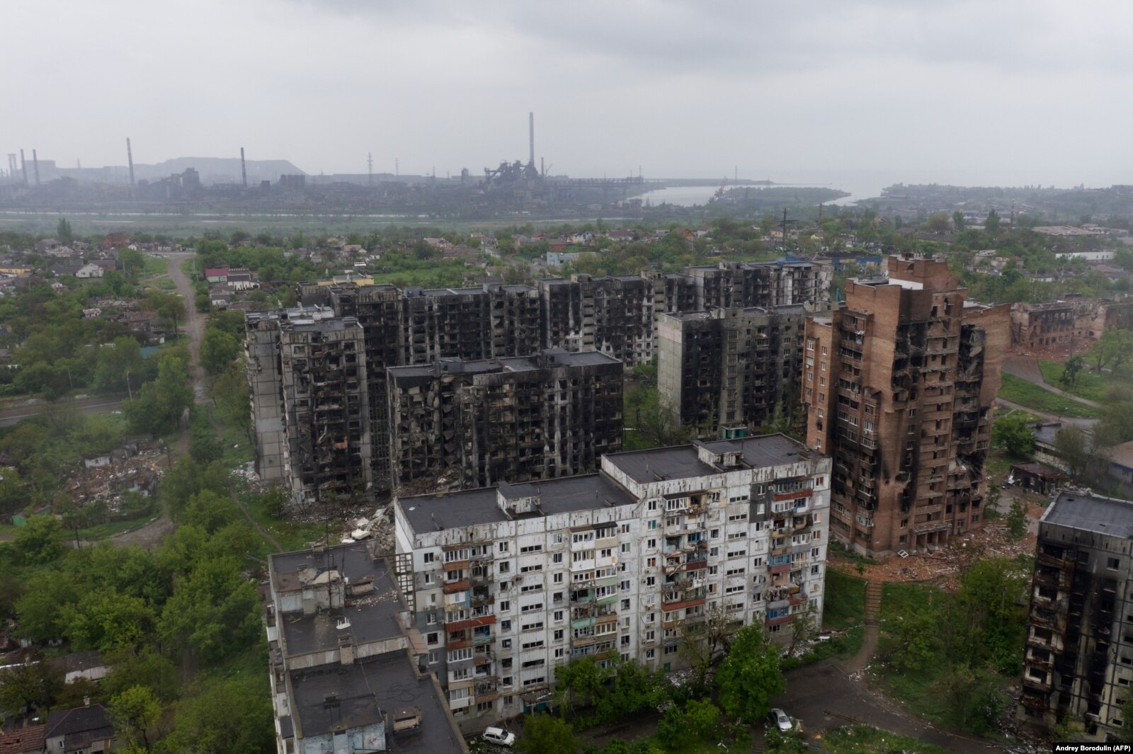 Стирают любые напоминания об Украине. Жизнь в оккупированном Мариуполе.  Читайте на UKR.NET