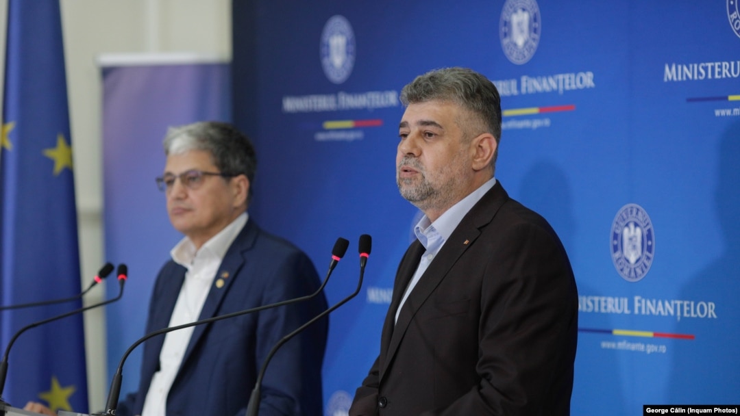 Prim-ministrul Marcel Ciolacu (dreapta) și Marcel Boloș, ministrul de Finanțe, în timpul unor declarații de presă la sediul ministerului din București, 2 august 2023.