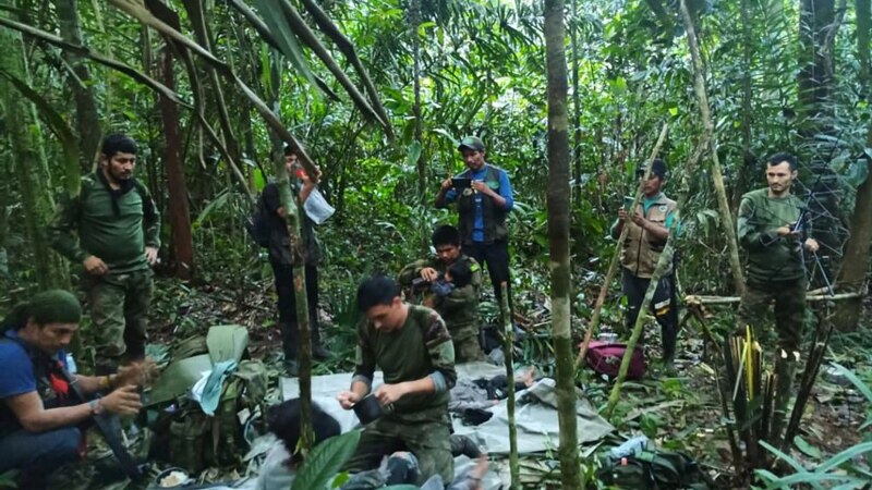 Три деца и бебе пронајдени живи во колумбиска џунгла пет недели по уривањето на авионот во кој биле