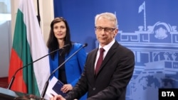 Николай Денков ще бъде премиер първите 9 месеца, след което Мария Габриел ще застане начело на правителството.