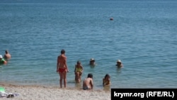 Несмотря на участившиеся взрывы и пожары в Крыму, на пляжах Феодосии есть отдыхающие. Август 2023 года