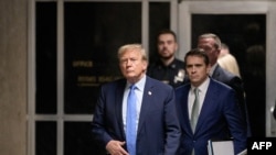 Bivši predsednik SAD Donald Tramp izlazi iz sudnice na Menhetnu, 26. april 2024.