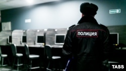 Российский полицейский в компьютерном клубе. Иллюстративное фото