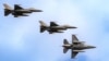 Avioane de luptă F-16 ale Forțelor Aeriene Române la expoziția internațională Marea Neagră, Apărare, Aerospațială și Securitate (BSDA) de la București, România, 22 mai 2024.