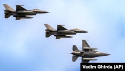 Avioane de luptă F-16 ale Forțelor Aeriene Române la expoziția internațională Marea Neagră, Apărare, Aerospațială și Securitate (BSDA) de la București, România, 22 mai 2024.