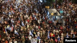 معترضان در تل‌آویب شعارهای "اکنون توافق کنید!" سر دادند و خواستار آتش‌بس و رهایی گروگان‌ها شدند.