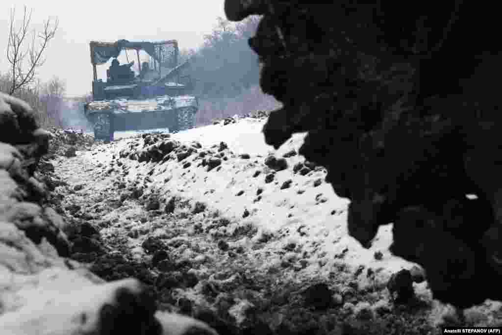 Ukrainian tank crews work quickly to take up positions near Bakhmut before they are themselves targeted on December 13. &nbsp;