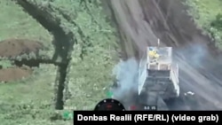 Бійці 22 ОМБр чипляють український прапор на трофейний танк