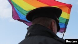 Полицейский во время ЛГБТ-прайда в центре Санкт-Петербурга, 3 августа 2019 года