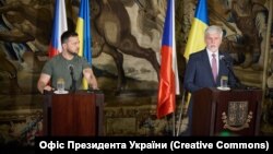 Украина президенті Владимир Зеленский (сол жақта) мен Чехия президенті Петр Павел (оң жақта) Прагадағы баспасөз мәслихатында. 6 шілде 2023 жыл. 