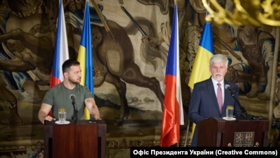 Үй иесі дені сау еркектерді гейлермен айналысуға мәжбүрлейді.