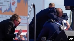  Агентите на Сикрет сървис първо покриват претендента за президент, след което го извеждат. 