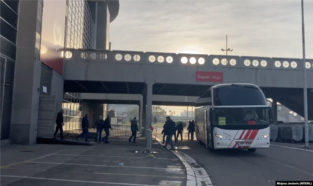 Izborni dan obeležilo je i dovoženje birača iz Republike Srpske sa dvojnim državljanstvom koji su snimljeni ispred beogradske &quot;Štark arene&quot;. &nbsp;