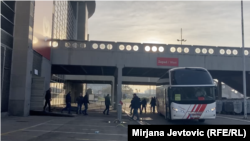 Autobuse sa inostranim registarskim tablicama ispred "Arene" zabeležili su i reporteri RSE, 17. decembar 2023.