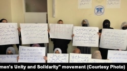 تعدادی از زنان معترض در کابل که با برگزاری گردهمایی ها خواهان رفع محدودیت های وضع شده در افغانستان اند