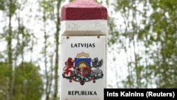 Памежны знак на тэрыторыі Латвіі. Ілюстрацыйнае фота