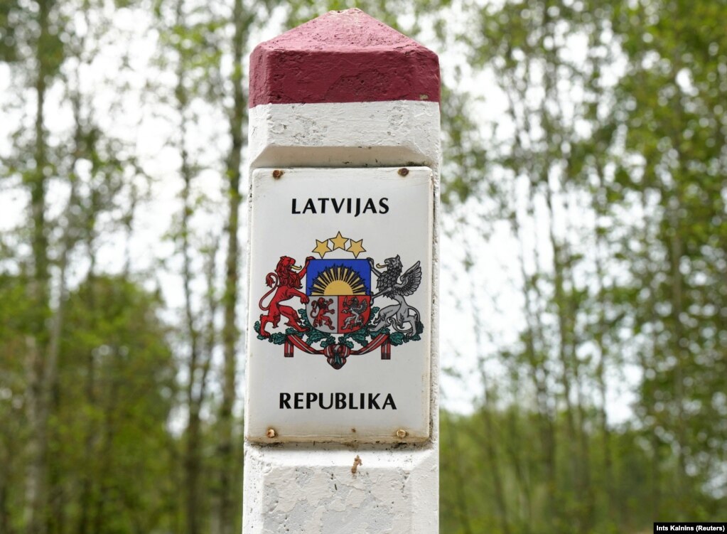 Një shenjë kufitare letoneze shihet në kufirin Letoni-Bjellorusi pranë Robeznjekit. Kufiri mes dy vendeve është pothuajse 173 kilometra i gjatë. Letonia, gjithashtu, ndan kufirin me Rusinë në lindje të saj. &nbsp;