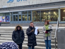 Антон Картавин (в центре) на митинге памяти политзаключенных