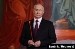 Președintele Rusiei, Vladimir Putin, la slujba de Paște. Fotografie distribuită agențiilor de presă, via Sputnik, pe 16 aprilie 2023. Un număr estimat la 500 de opozanți ai lui Putin sunt în închisori.