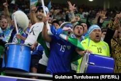 Өзбекстандын футбол күйөрмандары.