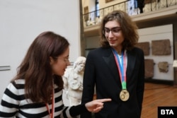  Виктор Лилов с медала си от Международната олимпиада по химия от 2023 година 