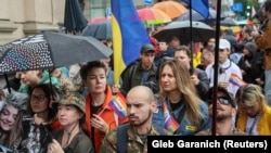 Марш на ЛГБТ украински војници