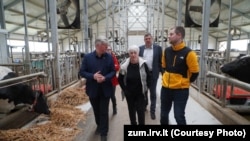 Міністр сільського господарства Литви Кястутіс Новіцкас (ліворуч) під час відвідування литовської сільськогосподарської ферми, офіційне фото