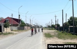 Өргебас ауылында велосипед теуіп жүрген балалар. 28 мамыр, 2024 жыл.