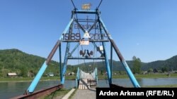 Разрушенный мост между двумя частями посёлка Усть-Кабырза