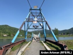 Разрушеният мост между двете части на село Уст-Кабирза.