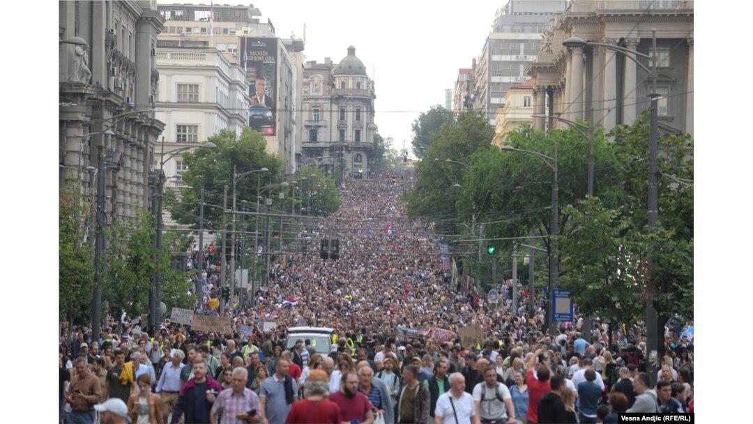 În ultimul an, au avut loc zeci de proteste împotriva violenței. Sârbii au ieșit în stradă în numere impresionante, cerând schimbare. Belgrad, 17 iunie.