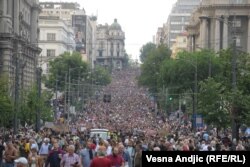 În ultimul an, au avut loc zeci de proteste împotriva violenței. Sârbii au ieșit în stradă în numere impresionante, cerând schimbare. Belgrad, 17 iunie.