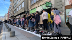 Šetnja povodom godišnjice početka opsade Sarajeva ratnih 90-ih, sa postavljenim cipelama koje simboliziraju ubijene građane, 5. april 2024.