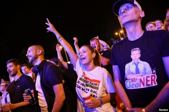 Magyar Péter hívei a 2024. júniusi EP- és önkormányzati választás estéjén
